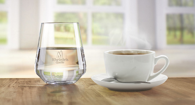 Mineralwasser und Kaffee