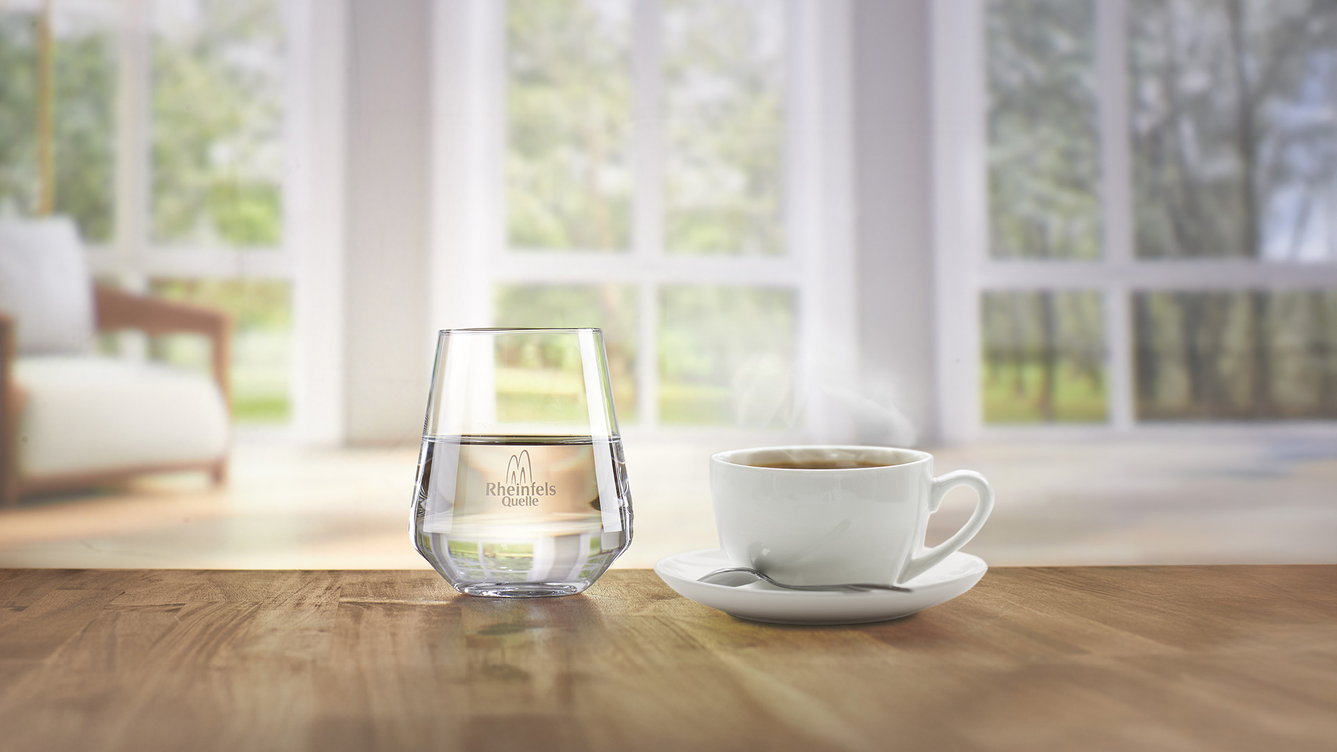 Mineralwasser im Glas und eine Tasse Kaffee auf dem Tisch