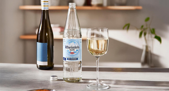 Weißweinschorle mit Rheinfels Quelle Klassik