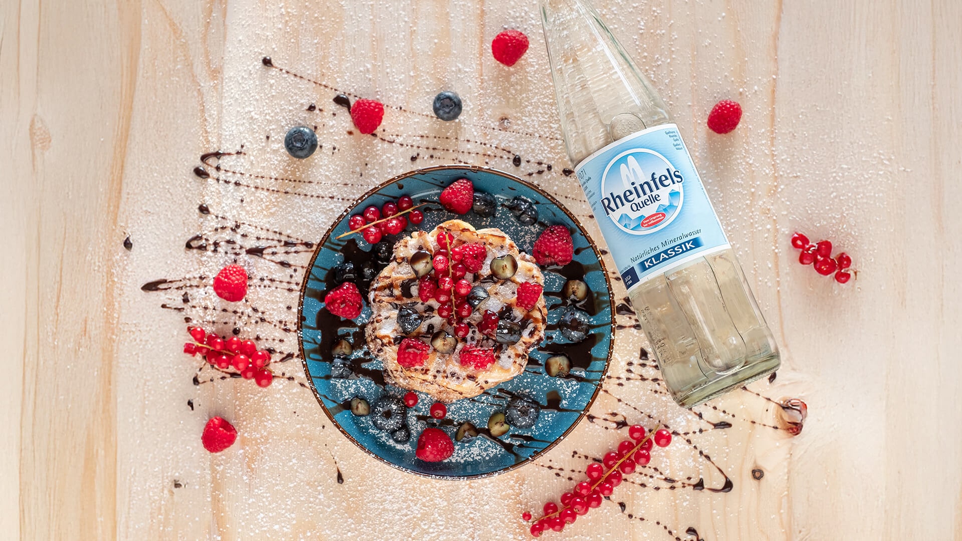 Beerige Waffeln mit Rheinfels Quelle Klassik Flasche