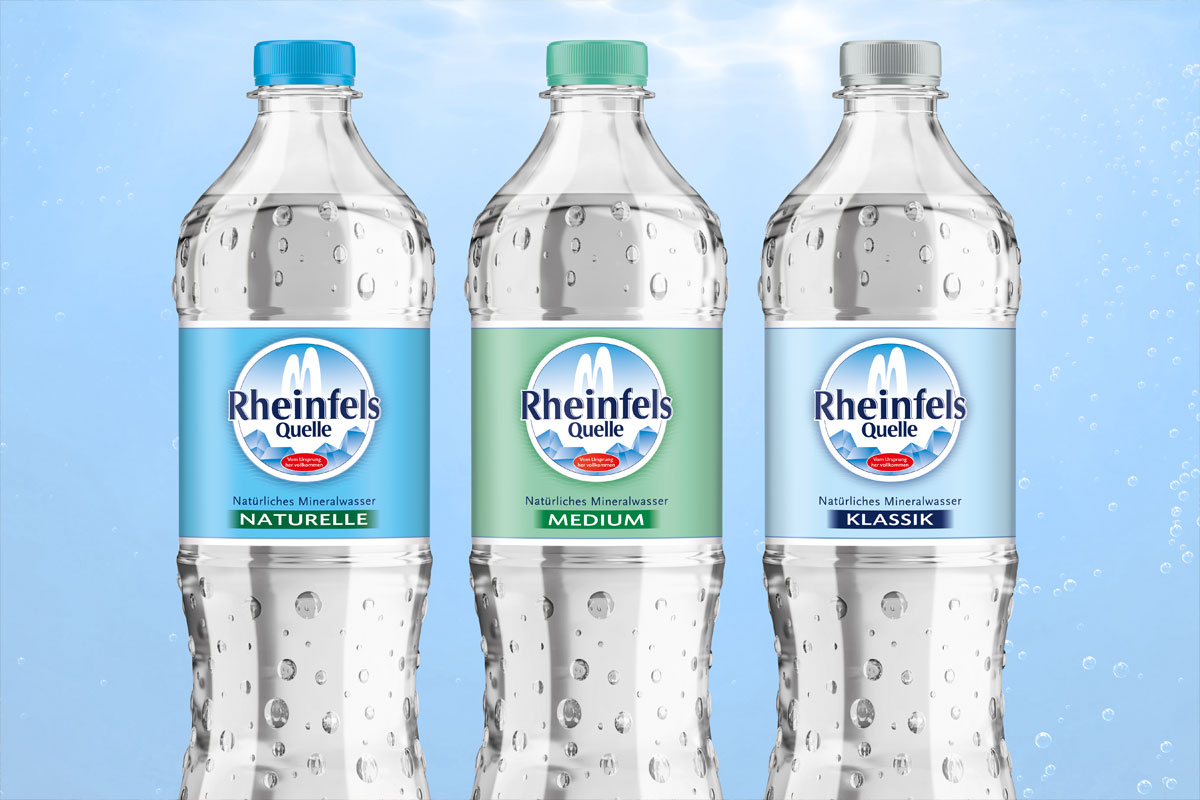 Rheinfels Quelle Naturelle, Medium und Klassik stehen nebeneinander auf blauem Hintergrund