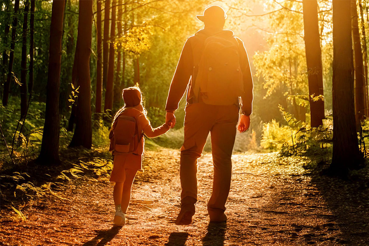 Tochter und Vater machen eine Wanderung durch den Wald