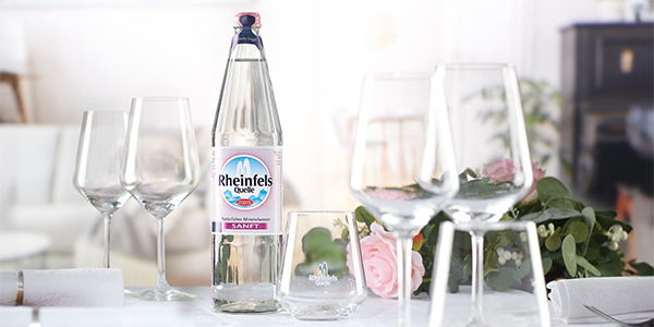 Rheinfels Sanft Flasche steht auf gedecktem Tisch