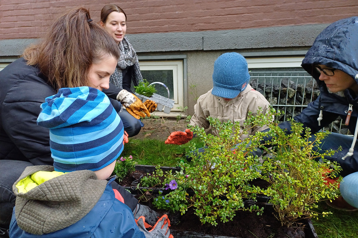 Azubi-Nachhaltigkeitstag 2024: Azubis bepflanzten gemeinsam mit den Kindern Blumenkästen im Kinderdorf Dusiburg