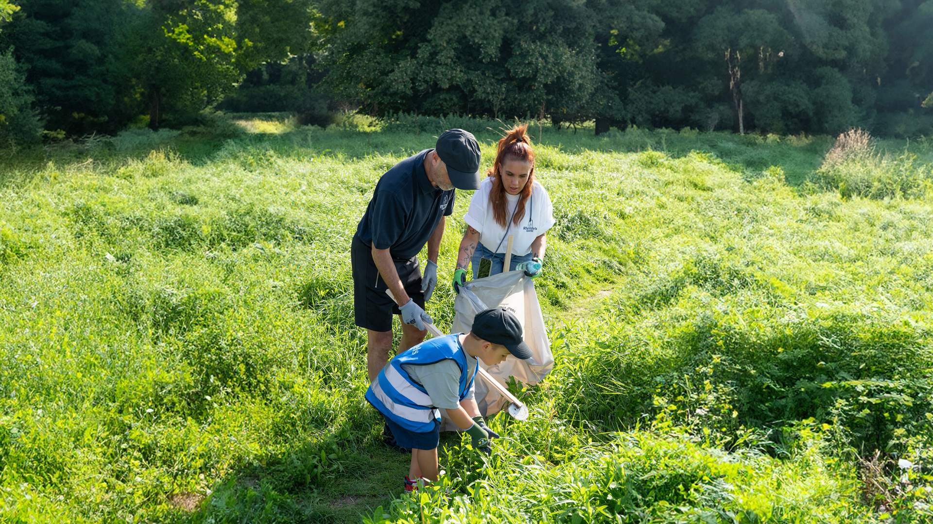 Müllsammeln am Rhein im Rahmen des RhineCleanUp